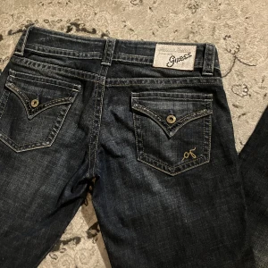Guess jeans - Suuuuuuperfina lågmidjade guessjeans som tyvärr är för korta för mig som är ca 170💔Nyskick❗️ midjemått: 80 cm innerbenslängd: 77 cm