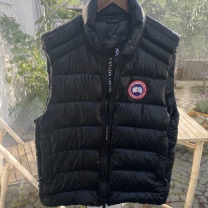 Canada goose väst - Helt oanvänd, utan prislapp. Cond 10/10! Säljer på grund av den tyvärr var för stor. Köpt på NK i Stockholm för 7299kr. Pris går att diskuteras vid snabb affär. Skriv för fler bilder eller frågor!