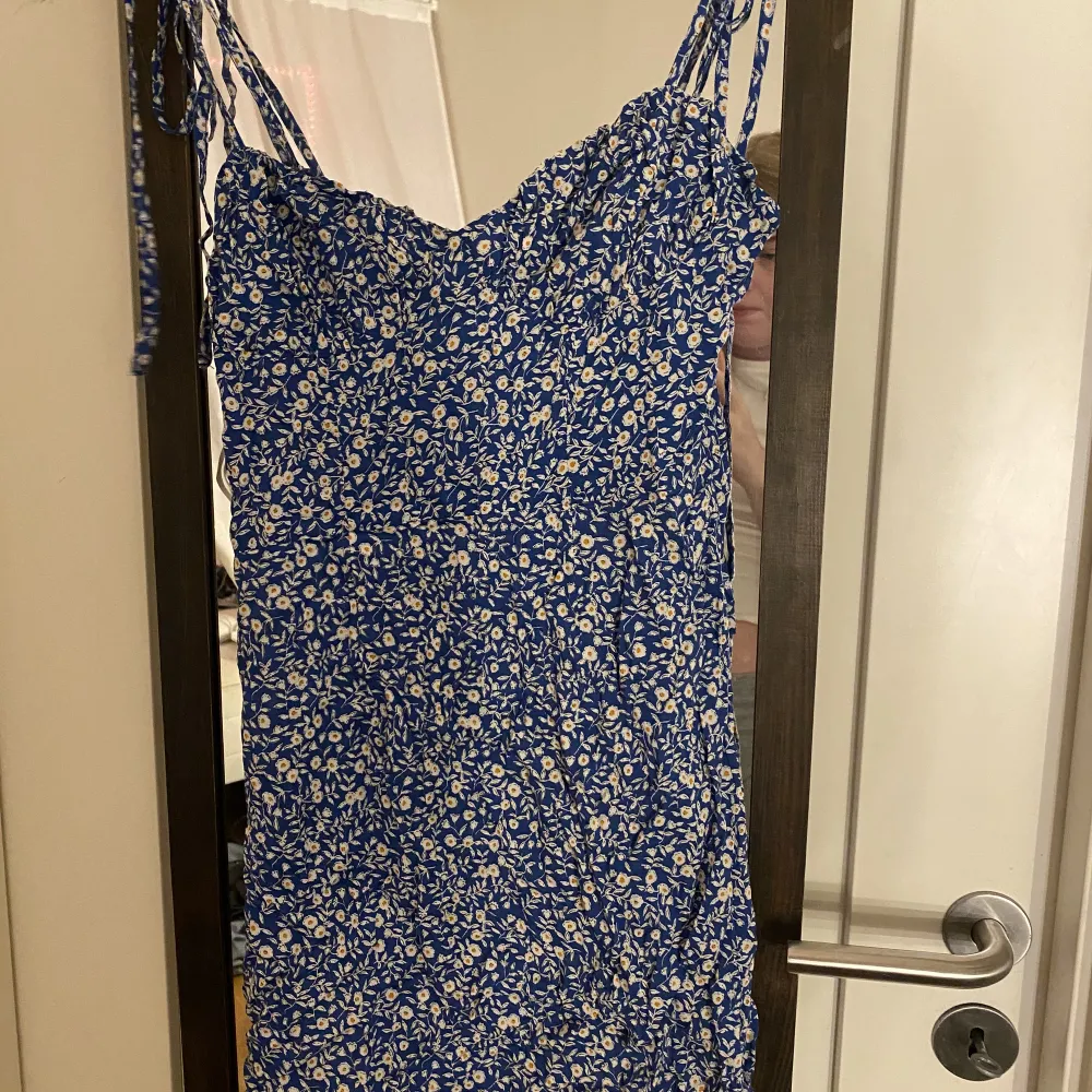 Säljer denna blå blommiga klänningen då den inte kommer till användning av mig tyvärr. Jag står ej för kostanden på frakten.. Klänningar.