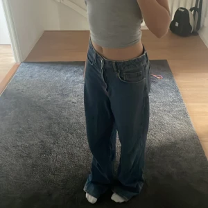 Jeans - Säljer dessa Baggy jeans från Cubus då d inte anvönds längre. Där trasiga där nere men bara på baksidan!