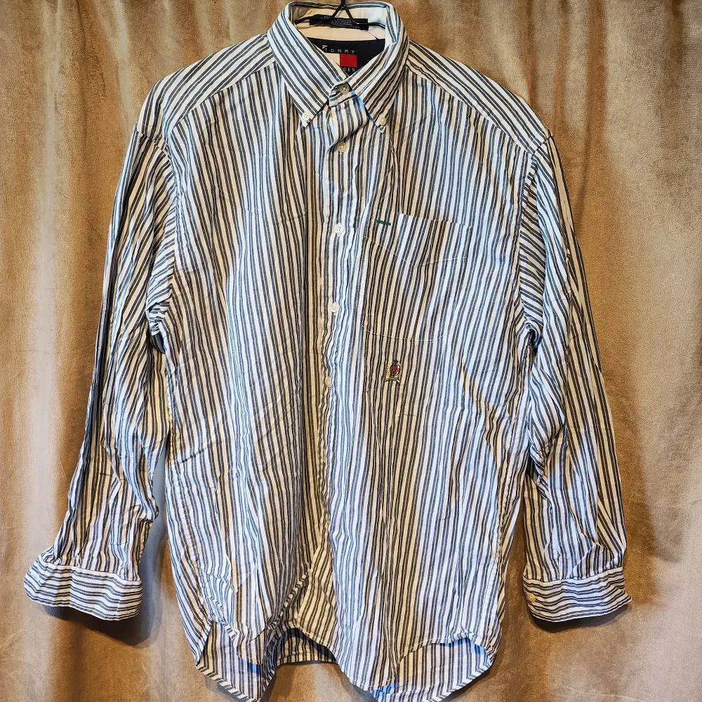 Vintage skjorta från tommy hilfiger i bra skick!. Skjortor.
