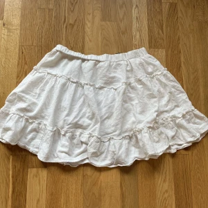 Kjol - Gullig sommarkjol i storlek M/L. 