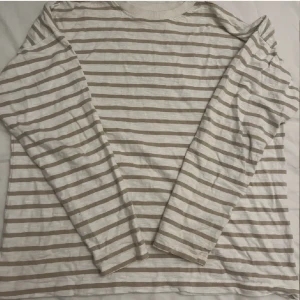 Randig tröja  - Säljer denna randiga tröjan från Kappahl. Nypriset är 299kr. Tyvärr så har den fått några småfläckar som ni ser på bild 2. Skulle säga att det är 3 småfläckar man tänker på, fast bara om man vet att det finns fläckar. Skulle säga att den passar xs med. 