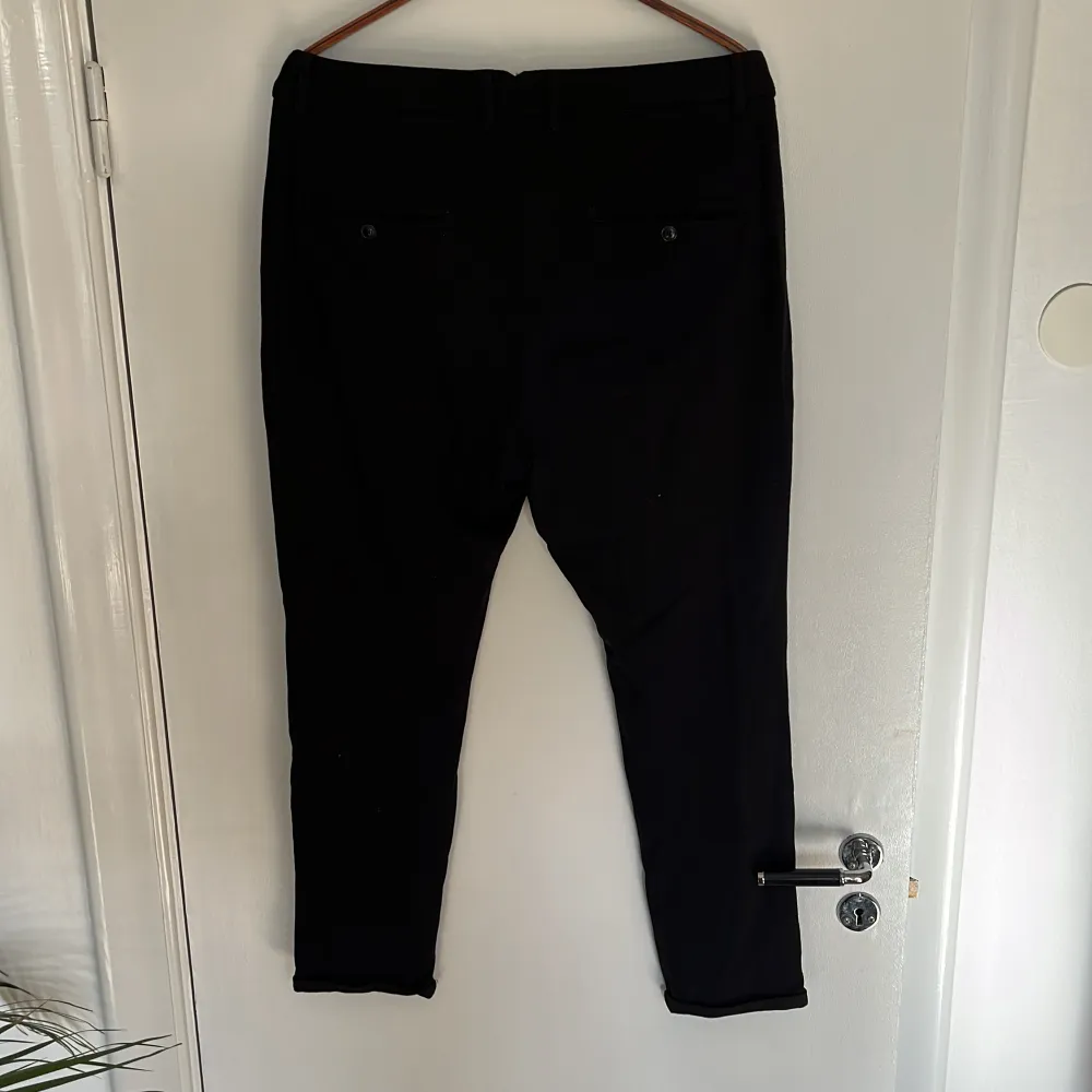Jack & Jones svarta kostymbyxor med snörning i midjan. Jeans & Byxor.