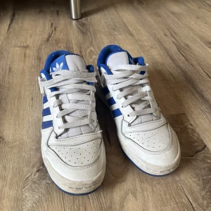 Adidas forum skor - Sådär skick därav priset🩷Nypris: 900kr