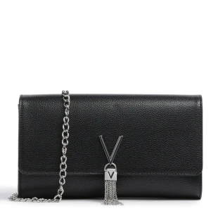 Valentino väska - Säljer min valentino väska, fint skick förutom att de har rostat som syns på 2 bilden💕