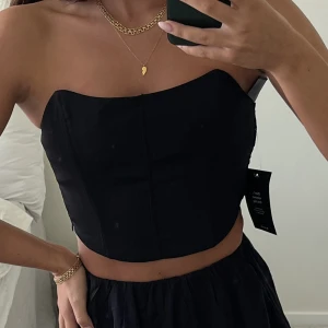 NA-KD korsett  - Svart NA-KD korsett, dragkedja i sidan, storlek 32, prislappen kvar.  Frakt tillkommer 