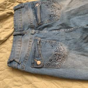 Säljer ett par jätte snygga och trendiga jeans Dom är i storlek xs och e 163 och dem passar mig perfekt. Dom har ett mönster på bak fickan.