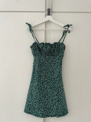 Grön Hm klänning - Glöm klänning med små blommor 