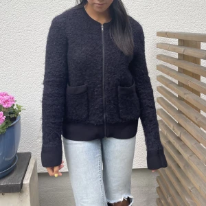 Cos jacka/kofta - Kollar intresset på denna ursnygga jackan/koftan från COS med super snygga fickor. Köpt för 999kr, och bra skick 🥰 perfekt inför hösten!