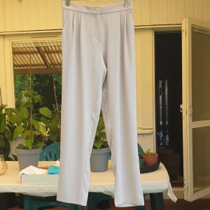 Kostymbyxor - Ett par kostymbyxor från pieces. Mycket bra skick. Det finns en resår bak i byxorna vilket gör dem lite stretchiga.   Hör gärna av er om ni har några frågor. Kan mötas i Eskilstuna eller skickas på posten. 