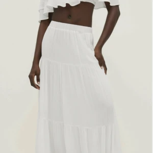 Stradivarius kjol - Jätte fin och skön Stradivarius kjol använd 2 gånger storlek S. Tyckte inte att den satt bra på mig därför säljs den💕 Använd 1 gång💗