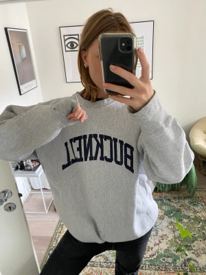 collegetröja - några slitningar (bild 3) annars fint skick