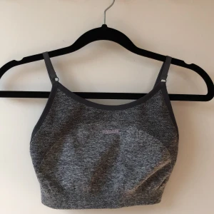 Gymshark Sport Bh - Hej, säljer nu min snygga sport bh från gymshark då den är för liten för mig, inga täcken på slitage 