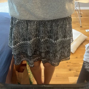 Kjol - Säljer den super fina kjol pga att den inte kommer till användning. Den är knappt använd och passar det mycket!💖 Skriv till mig ifall ni vill ha fler foton elr har frågor om kjolen❤️