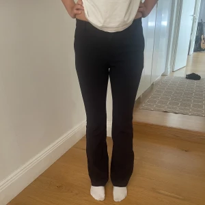 Kostymbyxor - Mörkblå kostymbyxor köpta second hand men som nya🙌🏼