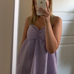 Klänning - Jätte söt sommarklänning, passar tyvärr inte mig längre:( Använd ett fåtal gånger🌸priset kan diskuteras 