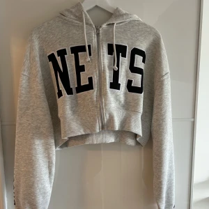 Hoodie - Cropad hoodie med dragkedja. Från pull and bear och aldrig andvänd i storlek M. 