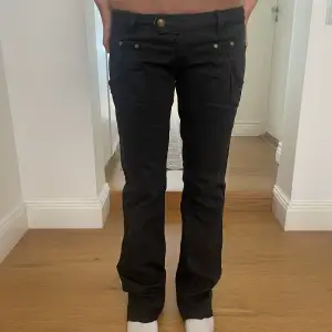 Svarta lågmidjade och bootcut jeans köpta från replay
