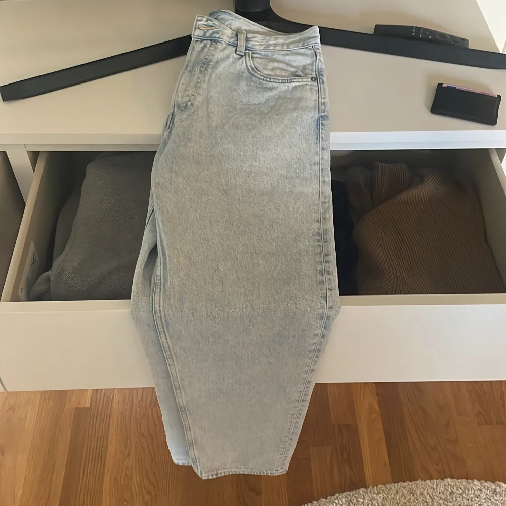 Weekday jeans. Modellen är vida i modellen men inte lika vida som raka byxor. Knaplt använda. ”Barrel”. Jeans & Byxor.