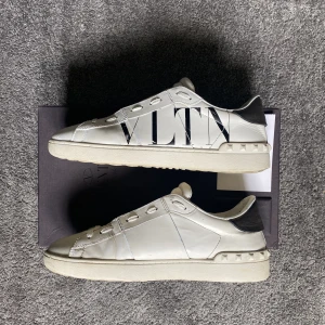 Beat valentino open  - Tjena säljer nu dessa valentino open perfekt för dig som vill ha ett par billiga opens du inte behöver oroa dig över t.ex. om du ska ut på klubben! Dom är riktigt använda men finns ändå liv kvar i dom och ser helt okej ut vid användning och från håll typ!