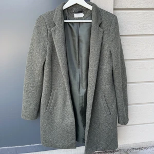 Kappa-Only - Säljer min kappa från only. Har användts väldigt sparsamt och är i nyskick. Bara att skriva för fler bilder eller vid frågor:) 
