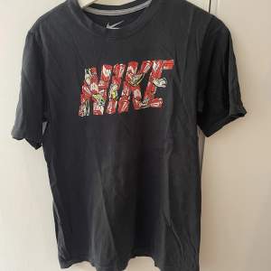 Vintage Nike t-shirt som jag har köpt secondhand. Det står storlek XL men skulle säga att den är typ M💕