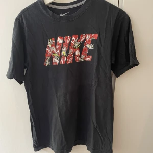 Nike t-shirt - Vintage Nike t-shirt som jag har köpt secondhand. Det står storlek XL men skulle säga att den är typ M💕