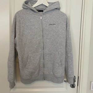 Grå hoddie  - Grå hoddie, som inte kommer till användning längre 👍🏽