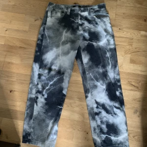 Jaded london Lightning Jeans - Aldrig använda! Säljer för att det inte är min stil Skate fit W34 L30 baggy