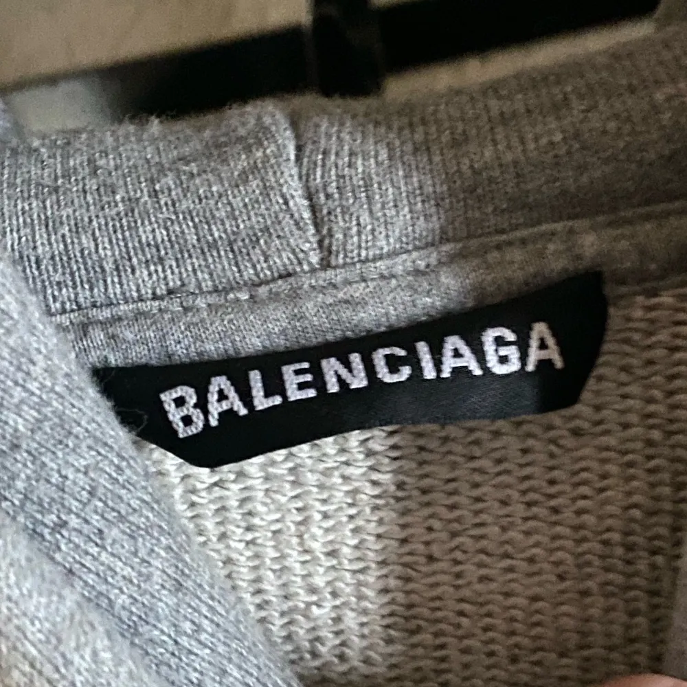 Balenciaga hoodie i storlek M men är som Large. Hämtas i Västerås eller skickas mot fraktkostnad 80:- spårbart. . Hoodies.