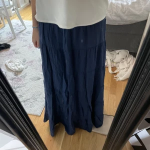 Långkjol - Säljer denna superfina marinblå långkjol som köptes i Båstad💓 Superfint skick!💓 är 160 och den är bra på mig men den har en midja man kan vika upp och ner vilket gör att den passar folk som är runt 170-175 med💓