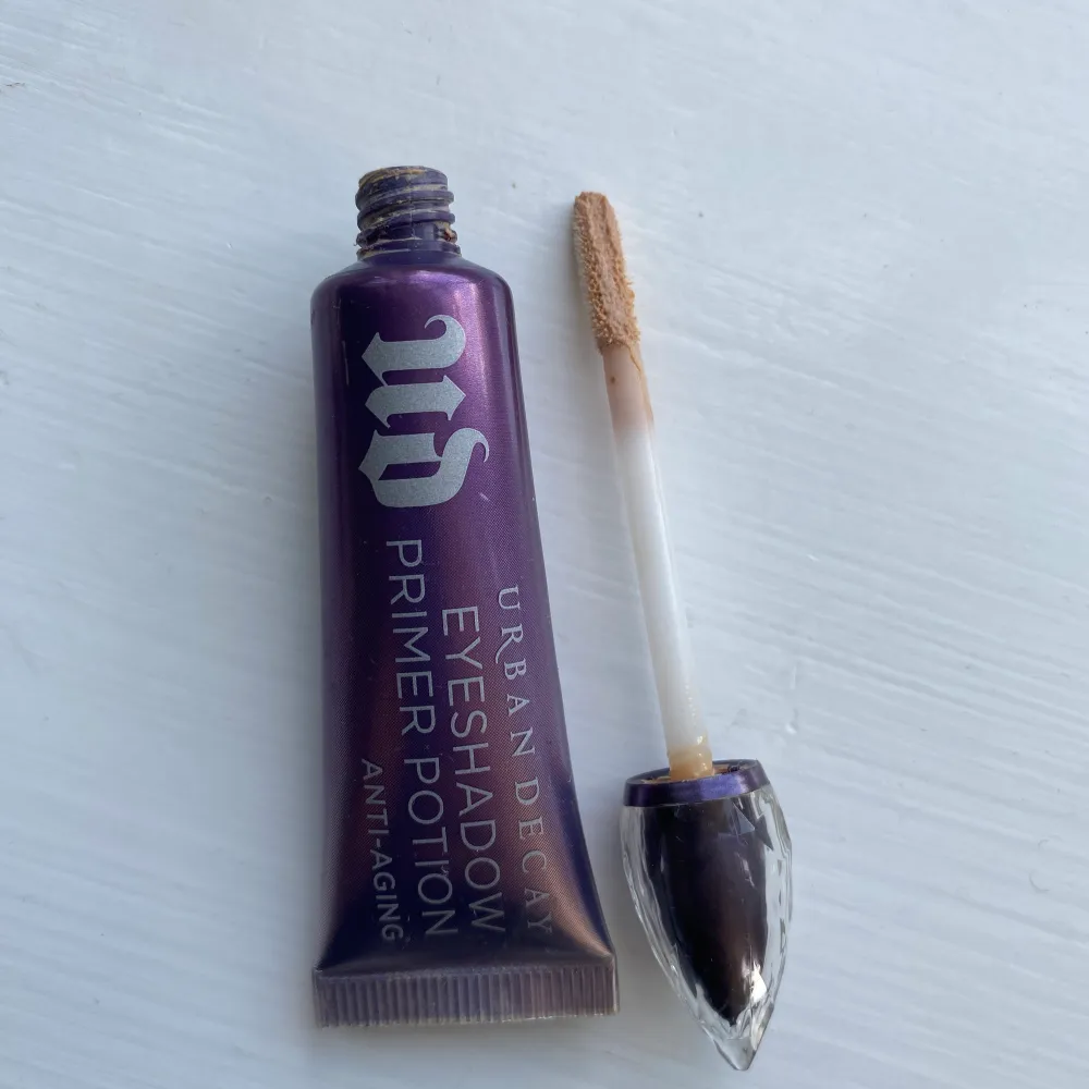 Få en nyapplicerad ögonlook som sitter hela dagen med Urban Decay Eyeshadow Anti-Ageing Primer Potion. En anti-ageing formula som enkelt glider över ögonlocken och lägger sig inte i veck – för en vibrerande färg som sitter hela dagen. Nypris 250 kr ❤️. Övrigt.