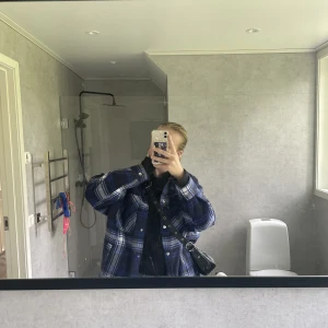 Höst jacka💙 - Säljer denna snygga höst jackan som jag köpte förra hösten (inga skador, är i fint skick!)💙