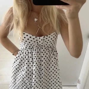 prickig zara klänning  - så snygg prickig klänning ifrån zara, finns inte att köpa mer💓