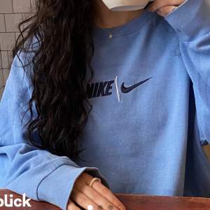 Ljusblå Nike sweatshirt i storlek M! Vintage och unik! Köpare står för frakt :).
