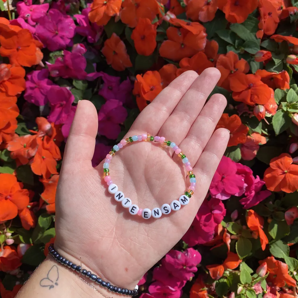 I mitt sortiment finns dessa armband även i sommarfärg. Mina armband kostar 49kr/st, och av det skänker jag 70% till suicidezero. Idag jag skänkt över 13 000kr. Porto för att posta armbanden kostar 15kr<3. Asusteet.