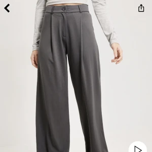 Mjuka kostym byxor - Jätte sköna å snygga byxor, som er ut som kostymbyxor men samtidigt så mjukt och skönt tyg! Aldrig använda då jag inte fått tillfälle! Original pris 499kr