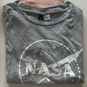 T-Shirt - Grå Nasa T-shirt (croptop) S: 15kr  Kan mötas upp Vid Köp av alla T-Shirts: 79kr Vid köp av alla kläder (Se profil) 249kr