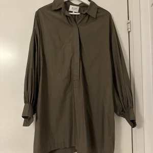 Second Female - Nypris: 1099:-