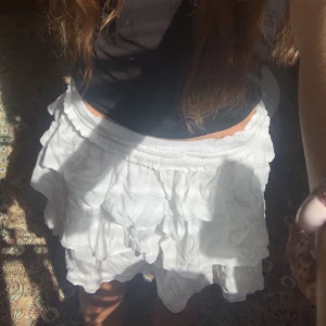 Kjol - Jättefin vit kjol i bomull. Storlek XS