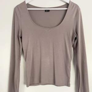 Hej säljer denna beiga tröjan från Gina tricot i storlek m och i ett jättemjukt och skönt material!💗