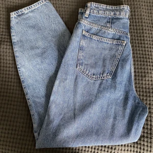 Ljusblåa momjeans - Oanvända ljusblåa momjeans från Gina Tricot.  Köpta för 699kr, säljer för 299kr.