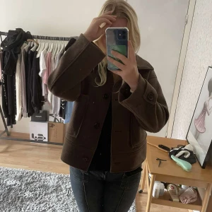 Höstkappa - Jag säljer denna slutsålda kappa från Kappahl. Original priset ligger på 899 kr. Den är sparsamt använd och ser ut som ny. 💕💕