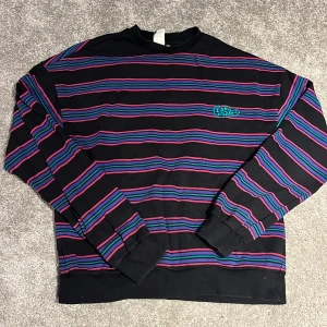 Skater shirt, junkyard herr. - Skater långärmad tröja. Junkyard, super skön. Original pris: 599kr Säljs för: 450kr, spara 149kr. Storlek: S, herr.