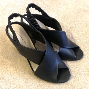 Högklackat strl 38 - 9,5 cm klack men förvånansvärt sköna! Man får väldigt långa, snygga ben. ✨Köptes innan pandemin men aldrig använda pga knäskada