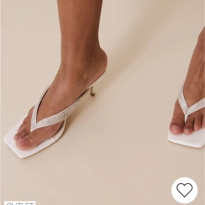 Klackar  - Oanvända låga klackar med glittrig detalj, nypris 499 säljer för 200 kr + frakt. Kan gå ner i pris vid snabb affär 🥰