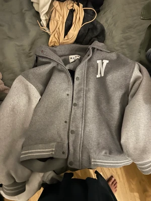 Varsity jacka - Collage/varsity jacka från Nakd, i bra skick! Slutsåld på hemsidan