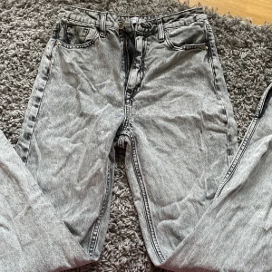 Gråa jeans - Säljer ett par jättefina gråa jeans💗pris kan diskuteras