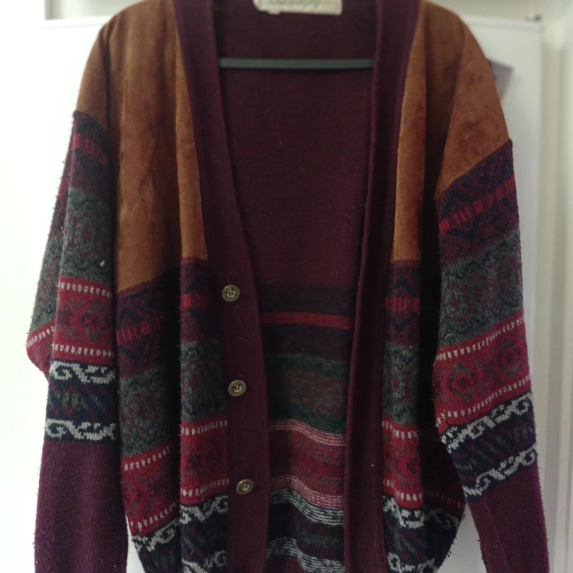 Stickad kofta med knappar